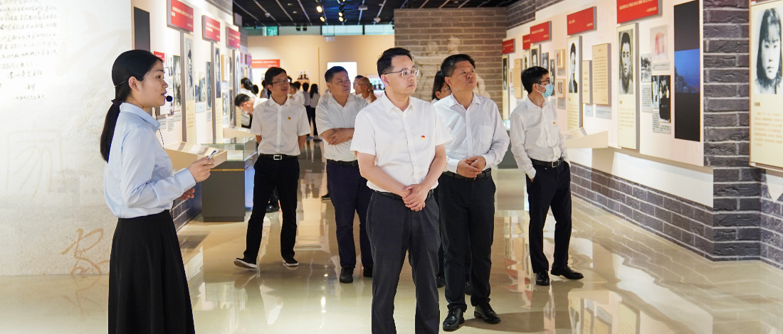 浙江金控組織參觀“中國(guó)共產(chǎn)黨人的家風(fēng)”檔案展